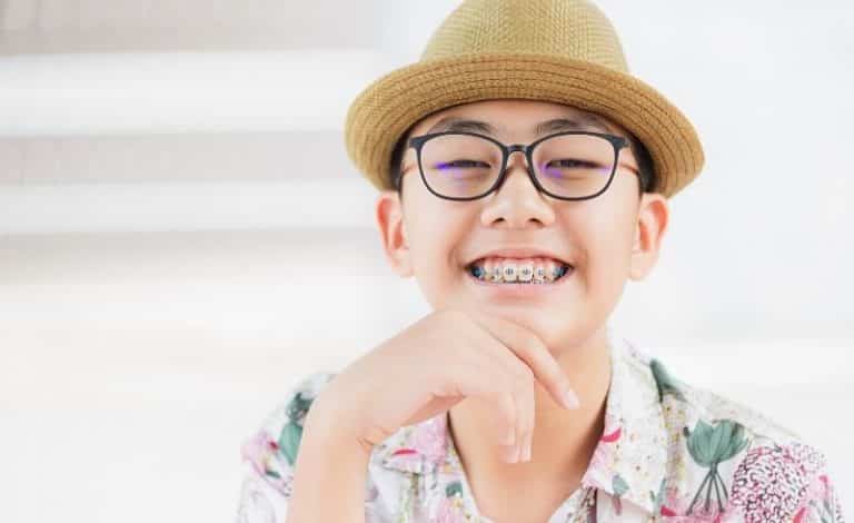 Ilustrasi cara merawat kawat gigi