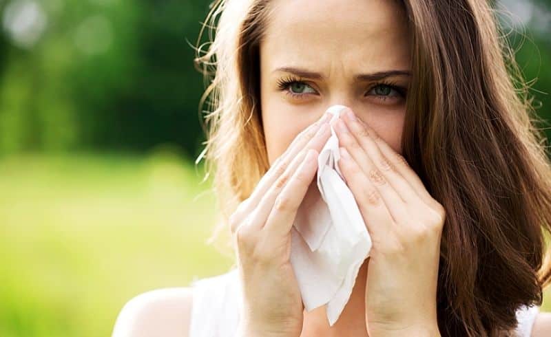 Gambar kondisi seorang wanita sedang mengalami kondisi alergi