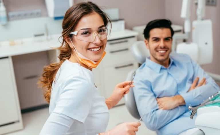 Dokter gigi spesialis bedah mulut sedang memeriksa pasien