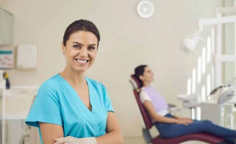 Dokter gigi spesialis konservasi gigi