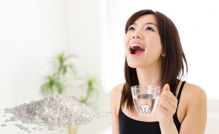 Gambar seorang wanita sedang berkumur dengan air garam guna meredakan sakit pada giginya