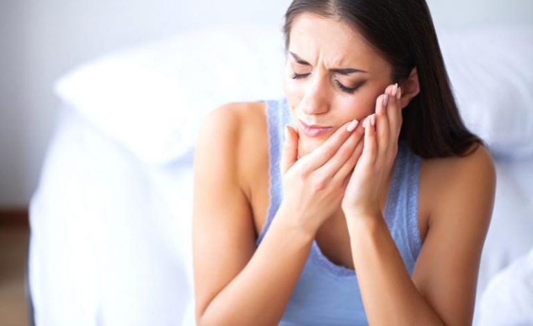 Gambar seorang wanita mengalami kondisi dry socket