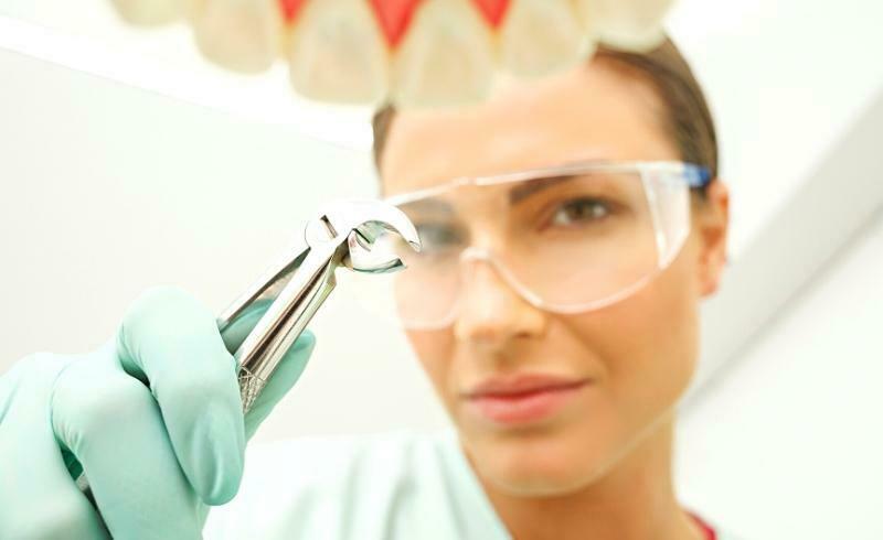 Gambar seorang dokter sedang melakukan prosedur untuk mengatasi abrasi gigi