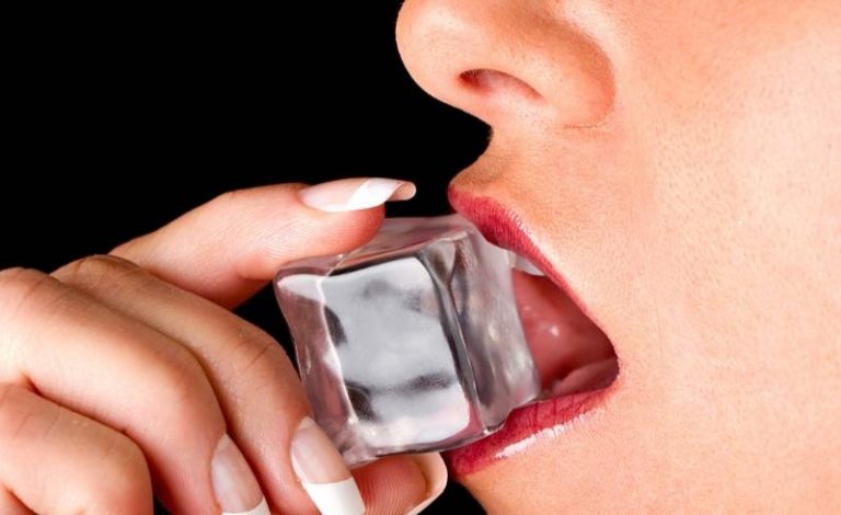 Ilustrasi seseorang sedang mengunyah es batu