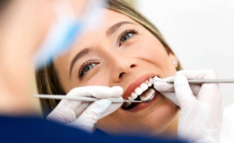 Ilustrasi seorang pasien sedang mendapatkan penanganan dokter terkait kondisi maloklusi pada gigi