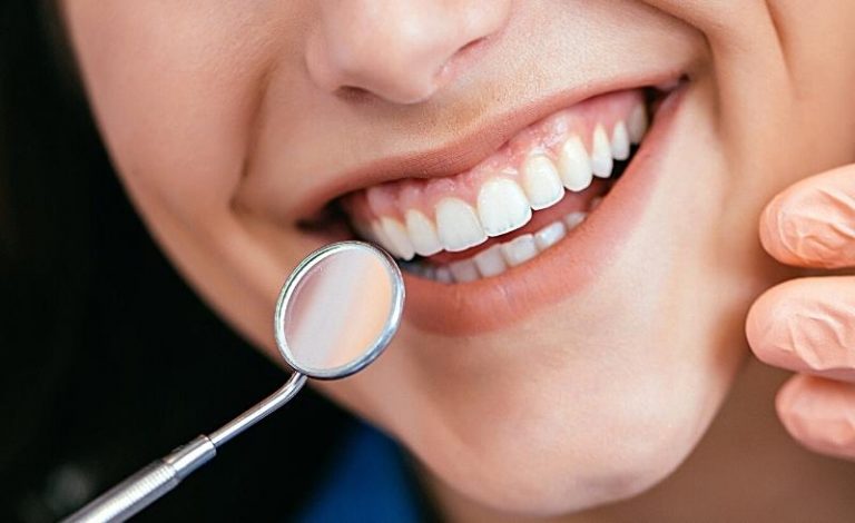 Ilustrasi seorang pasien melakukan layanan dental contouring