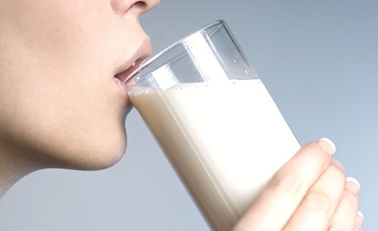 Seseorang sedang minum susu