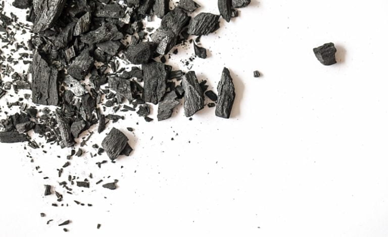 arang aktif berwarna hitam