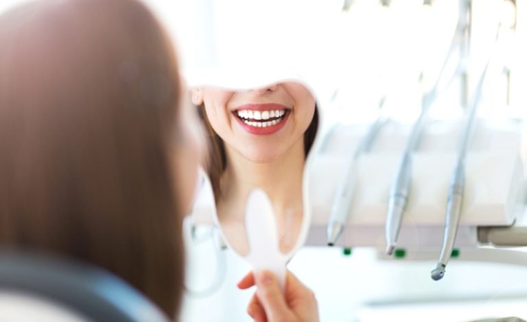 orang menjaga kesehatan gigi di bulan puasa