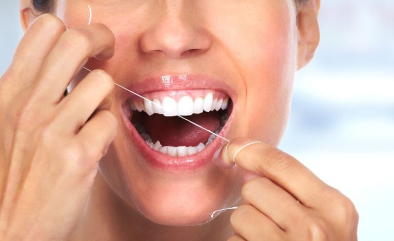 illutrasi orang membersihkan gigi dengan benang
