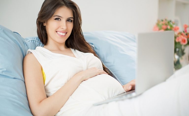 illustrasi ibu hamil sedang senyum