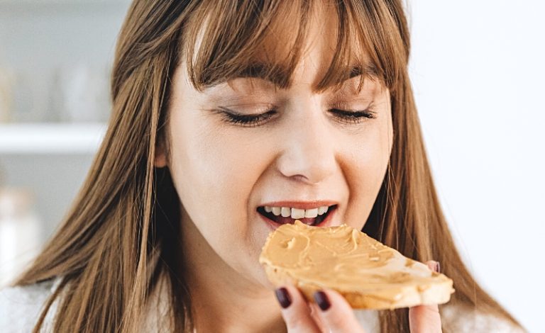 Kebiasaan mengunyah makanan di satu sisi
