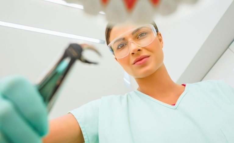 Penjelasan mengenai prosedur cara seorang dokter mencabut gigi pasien