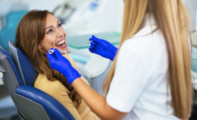 Penjelasan mengenai prosedur cara dokter membersihkan karang gigi pasien