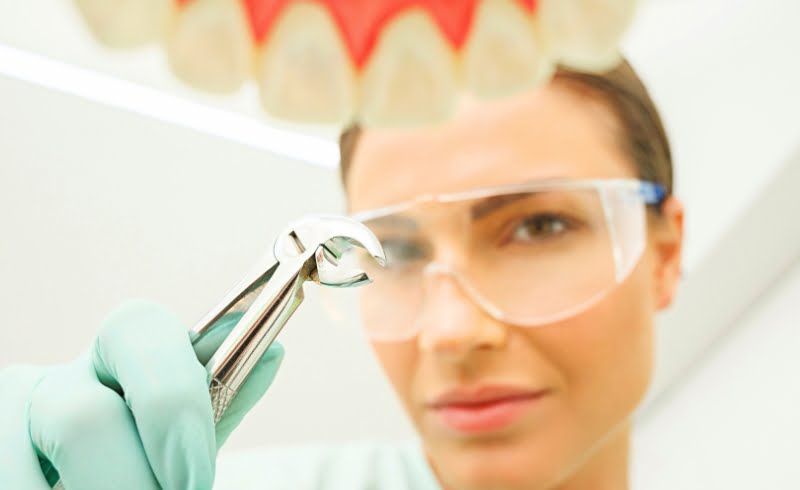 Tips Mencabut Gigi Sendiri Agar Tidak Sakit