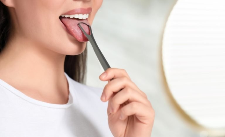 Seorang Wanita Berbaju Putih Sedang Menggunakan Sikat Lidah